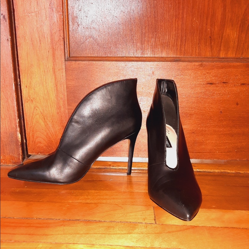 Nine West pointed-toe shootie - 12M